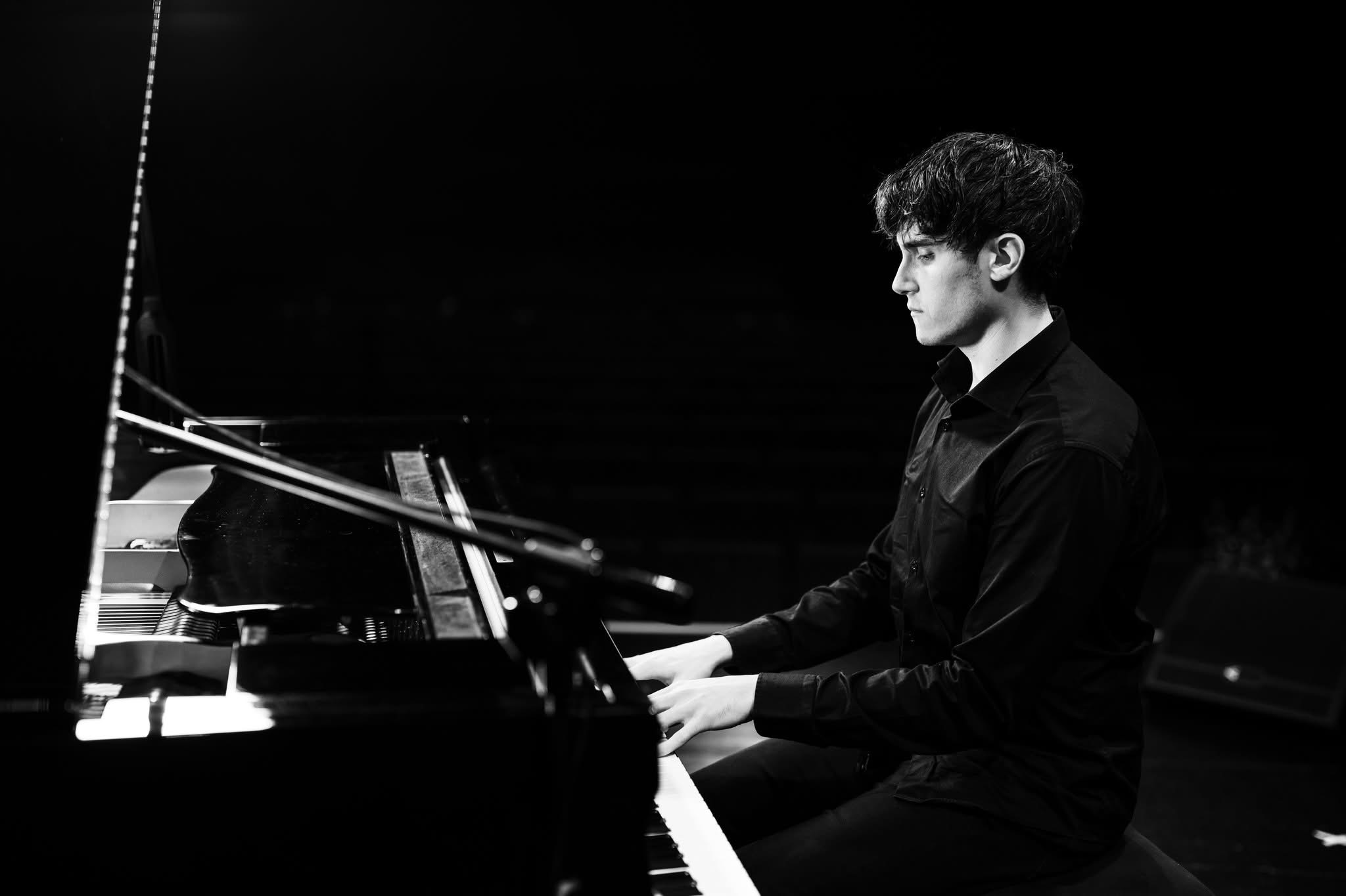 Pianistaprzy fortepianie, rzut z boku