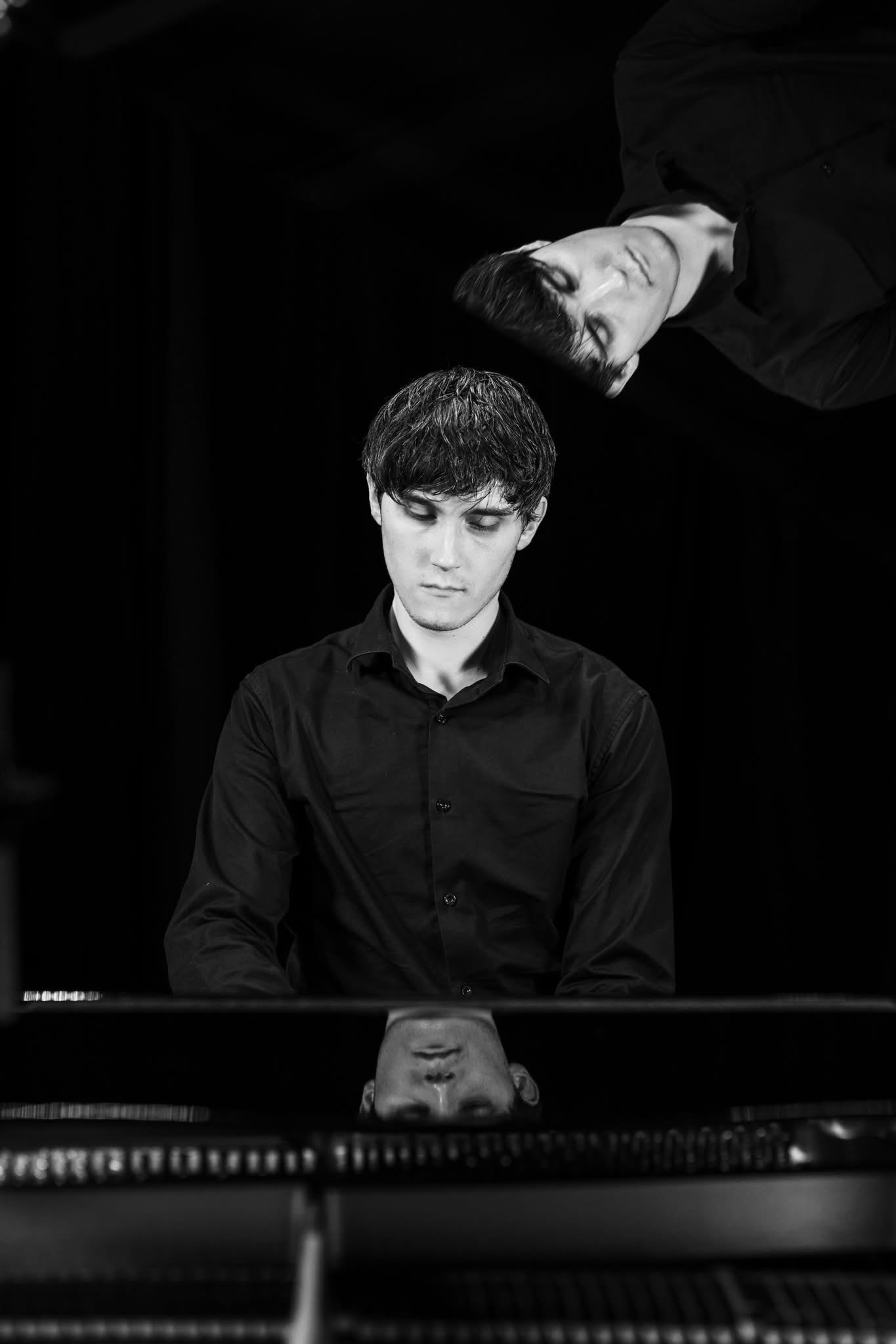 Muzyk grający na pianinie, ujęcie portretowe