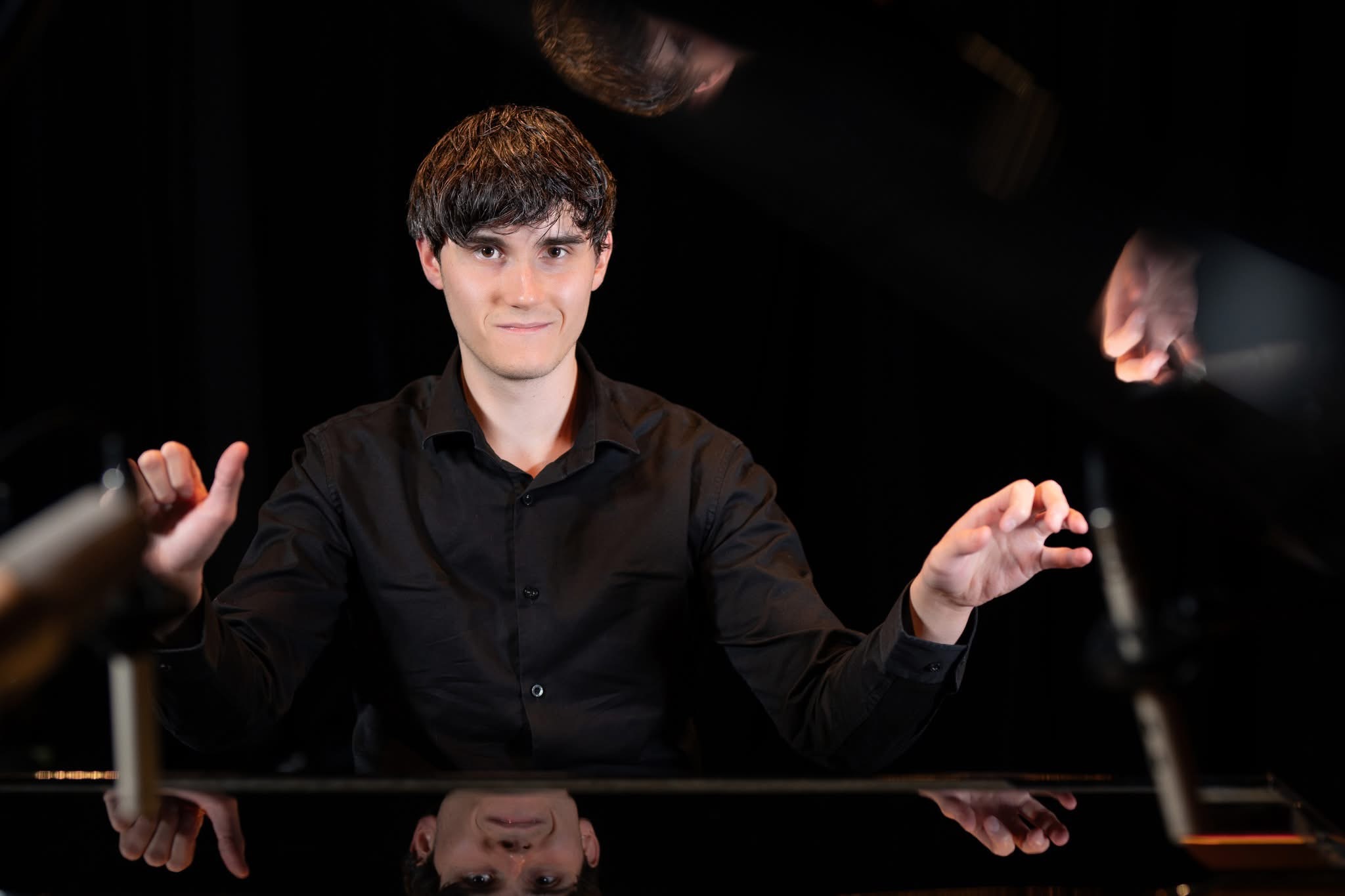 Fortepian — Adam Puchała przy instrumencie